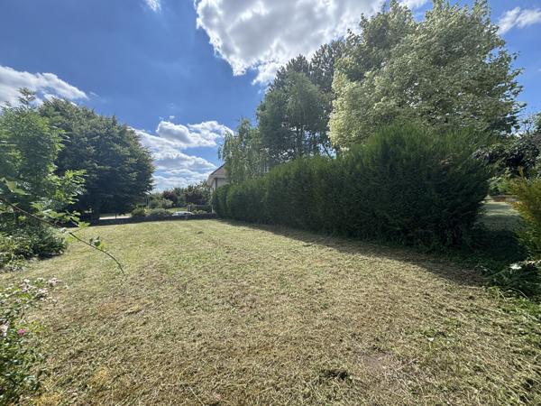 LAIGNES (21) maison de 205m² ,année 1980 ,avec sous-sol , garages et terrain de 2000m² proche de l'autoroute. Laignes (21330)