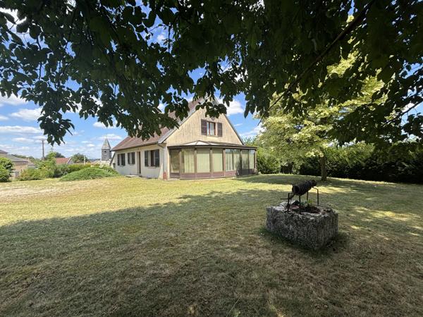 LAIGNES (21) maison de 205m² ,année 1980 ,avec sous-sol , garages et terrain de 2000m² proche de l'autoroute. Laignes (21330)