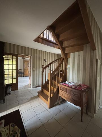 LAIGNES (21) maison de 205m² ,année 1980 ,avec sous-sol , garages et terrain de 2000m² proche de l'autoroute. Laignes (21330)