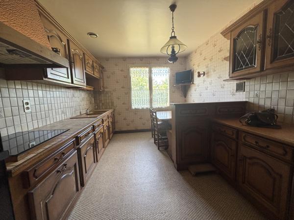 LAIGNES (21) maison de 205m² ,année 1980 ,avec sous-sol , garages et terrain de 2000m² proche de l'autoroute. Laignes (21330)