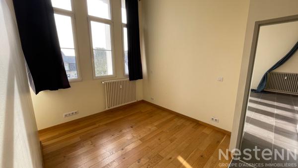 Auray hypercentre : appartement rénové avec parking, hauteur sous plafond et vue sur la rivière