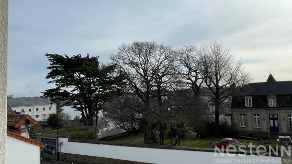 Auray hypercentre : appartement rénové avec parking, hauteur sous plafond et vue sur la rivière