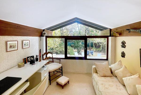 MAISON ATYPIQUE AVEC DES VOLUMES INCROYABLES