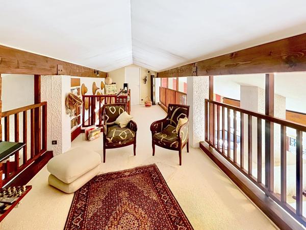 MAISON ATYPIQUE AVEC DES VOLUMES INCROYABLES