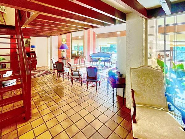 MAISON ATYPIQUE AVEC DES VOLUMES INCROYABLES