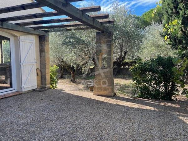 VILLA 105 M² HABITABLES 4 CHAMBRES SUR 850 M² TERRAIN PLANTE D'OLIVIERS PROCHE COMMODITES