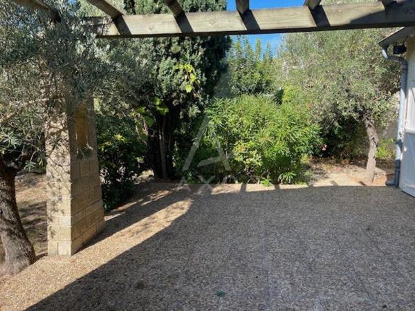 VILLA 105 M² HABITABLES 4 CHAMBRES SUR 850 M² TERRAIN PLANTE D'OLIVIERS PROCHE COMMODITES