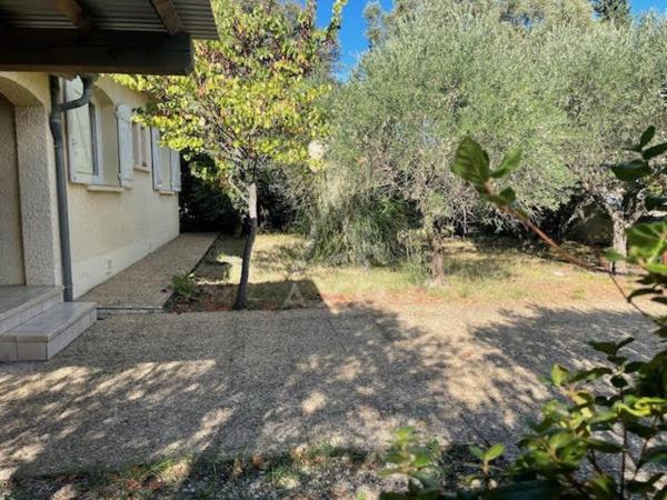 VILLA 105 M² HABITABLES 4 CHAMBRES SUR 850 M² TERRAIN PLANTE D'OLIVIERS PROCHE COMMODITES