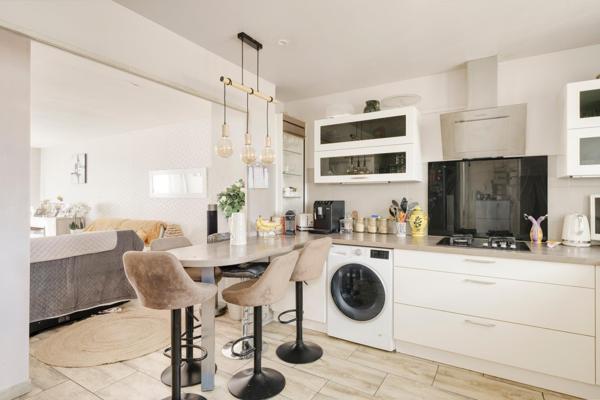 Duplex dernier étage – 4 chambres – 149 m² au sol : lumineux et rénové, au calme du quai de la Bataille.