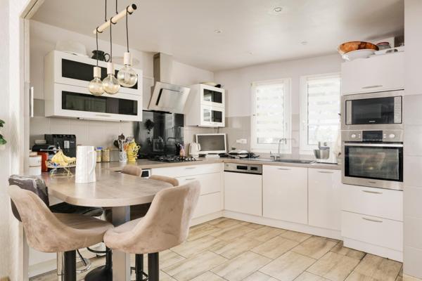 Duplex dernier étage – 4 chambres – 149 m² au sol : lumineux et rénové, au calme du quai de la Bataille.