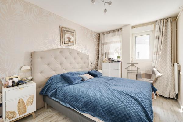 Duplex dernier étage – 4 chambres – 149 m² au sol : lumineux et rénové, au calme du quai de la Bataille.