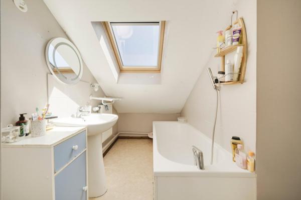 Duplex dernier étage – 4 chambres – 149 m² au sol : lumineux et rénové, au calme du quai de la Bataille.