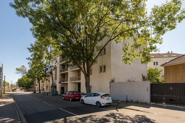 Duplex dernier étage – 4 chambres – 149 m² au sol : lumineux et rénové, au calme du quai de la Bataille.
