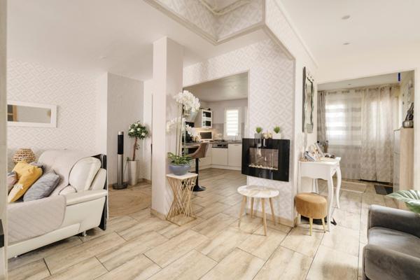 Duplex dernier étage – 4 chambres – 149 m² au sol : lumineux et rénové, au calme du quai de la Bataille.