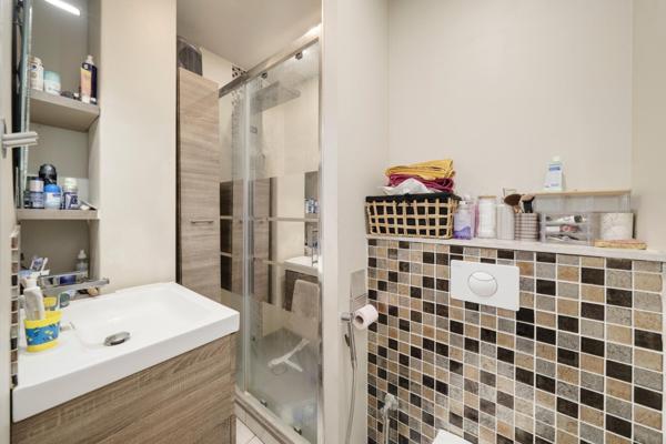 Duplex dernier étage – 4 chambres – 149 m² au sol : lumineux et rénové, au calme du quai de la Bataille.