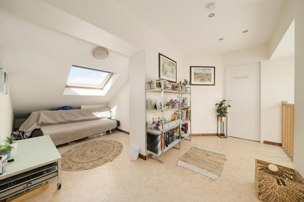 Duplex dernier étage – 4 chambres – 149 m² au sol : lumineux et rénové, au calme du quai de la Bataille.