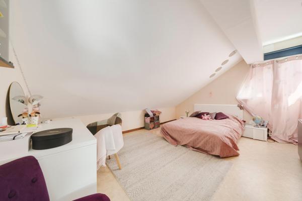 Duplex dernier étage – 4 chambres – 149 m² au sol : lumineux et rénové, au calme du quai de la Bataille.