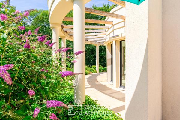 Maison contemporaine aux volumes spectaculaires sous verrières à Oinville-sur-Montcient