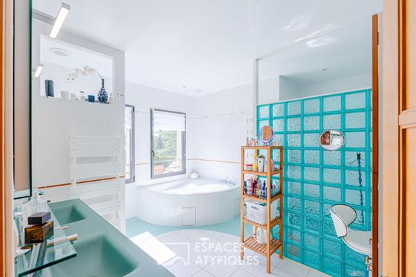 Maison contemporaine aux volumes spectaculaires sous verrières à Oinville-sur-Montcient