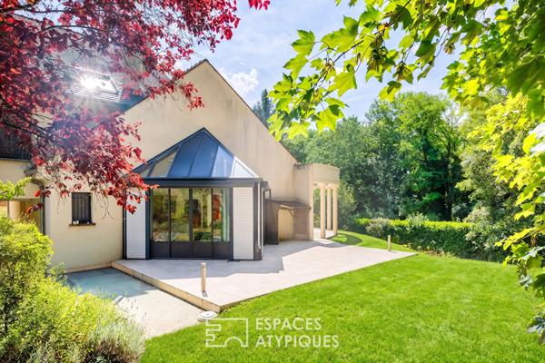 Maison contemporaine aux volumes spectaculaires sous verrières à Oinville-sur-Montcient