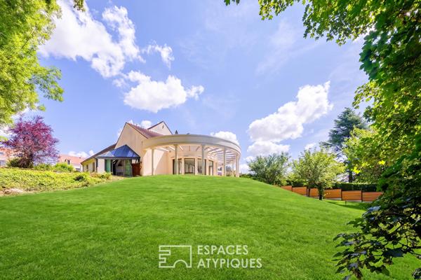 Maison contemporaine aux volumes spectaculaires sous verrières à Oinville-sur-Montcient
