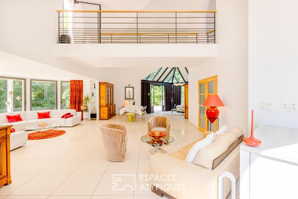 Maison contemporaine aux volumes spectaculaires sous verrières à Oinville-sur-Montcient