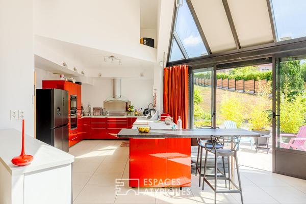 Maison contemporaine aux volumes spectaculaires sous verrières à Oinville-sur-Montcient