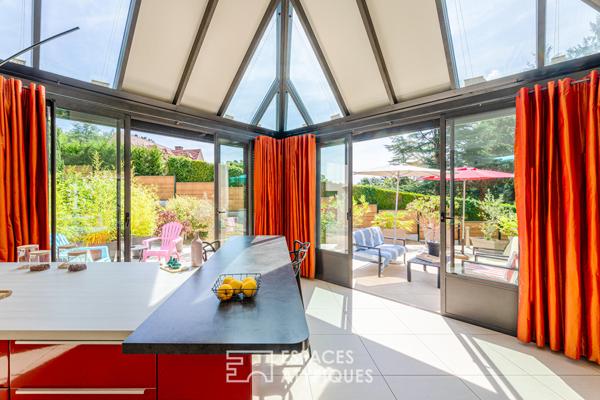 Maison contemporaine aux volumes spectaculaires sous verrières à Oinville-sur-Montcient