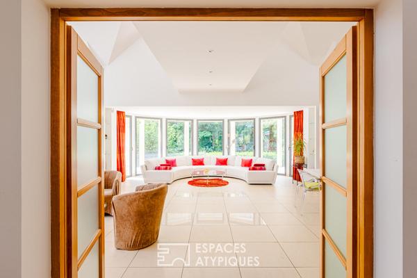 Maison contemporaine aux volumes spectaculaires sous verrières à Oinville-sur-Montcient