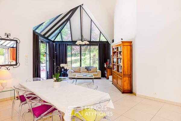 Maison contemporaine aux volumes spectaculaires sous verrières à Oinville-sur-Montcient