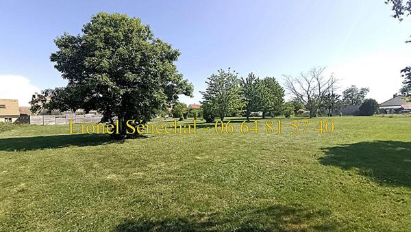Terrain à bâtir avec de 4852 m2 à Montbizot
