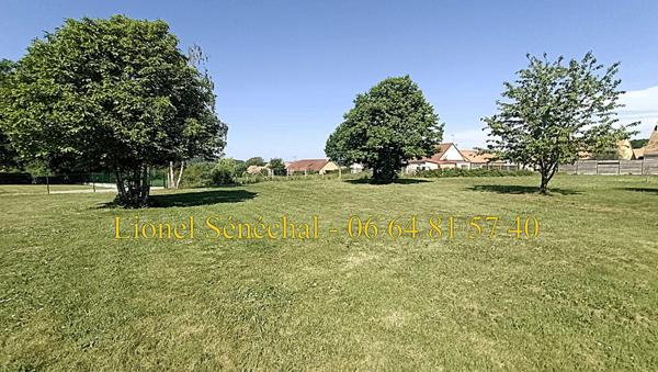 Terrain à bâtir avec de 4852 m2 à Montbizot