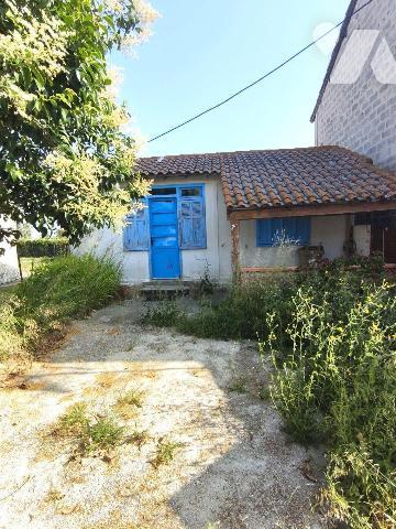 ARLES quartier Le Sambuc, 
Maison de plain-pied sur un terrain de 145m² comprenant: cuisine, s...