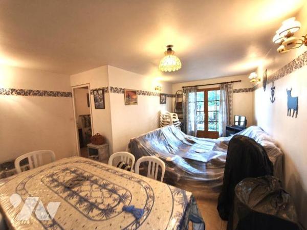 ARLES quartier Le Sambuc, 
Maison de plain-pied sur un terrain de 145m² comprenant: cuisine, s...