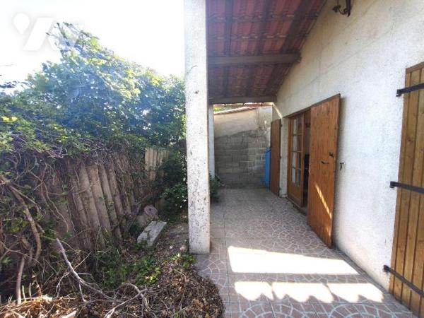 ARLES quartier Le Sambuc, 
Maison de plain-pied sur un terrain de 145m² comprenant: cuisine, s...