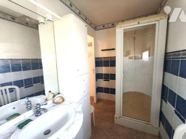ARLES quartier Le Sambuc, 
Maison de plain-pied sur un terrain de 145m² comprenant: cuisine, s...