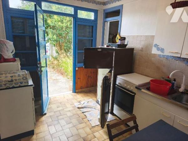 ARLES quartier Le Sambuc, 
Maison de plain-pied sur un terrain de 145m² comprenant: cuisine, s...
