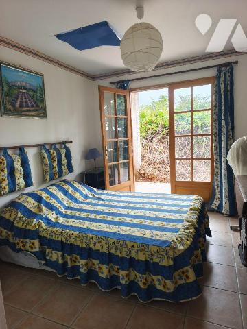 ARLES quartier Le Sambuc, 
Maison de plain-pied sur un terrain de 145m² comprenant: cuisine, s...