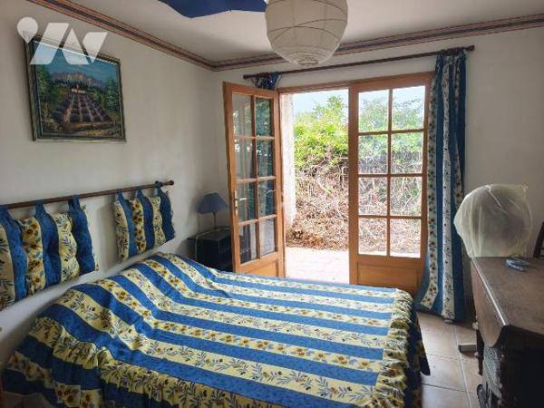 ARLES quartier Le Sambuc, 
Maison de plain-pied sur un terrain de 145m² comprenant: cuisine, s...