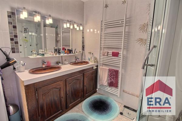 Maison à vendre à Uchaux - 205m² avec piscine et potentiel de gîtes