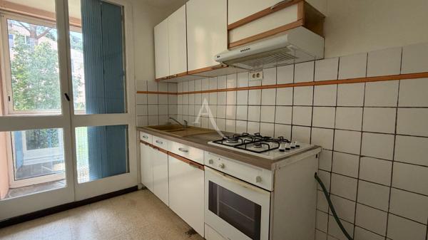 APPARTEMENT TYPE3 AVEC BALCON ET PLACE DE PARKING A DEUX PAS DU CENTRE VILLE EN RDC HAUT