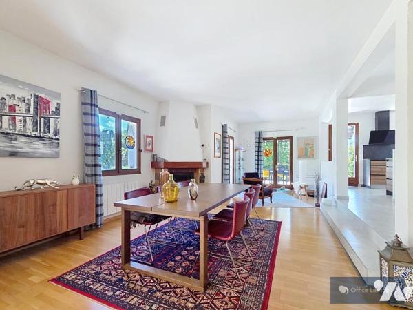 Maison familiale de type 5 – 182 m² avec vue dégagée, piscine et terrain arboré de 1 715 m²