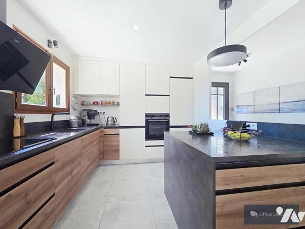 Maison familiale de type 5 – 182 m² avec vue dégagée, piscine et terrain arboré de 1 715 m²