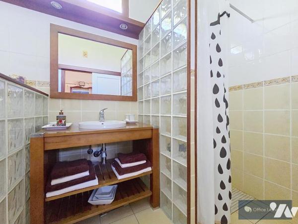 Maison familiale de type 5 – 182 m² avec vue dégagée, piscine et terrain arboré de 1 715 m²
