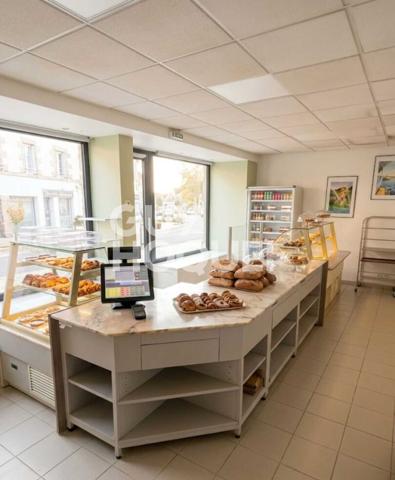 À vendre Local commercial  + Appartement en duplex, centre de Baud