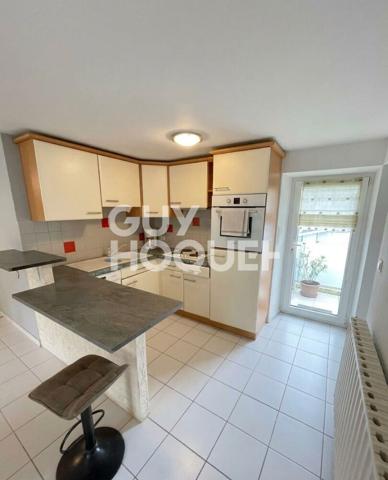 À vendre Local commercial  + Appartement en duplex, centre de Baud