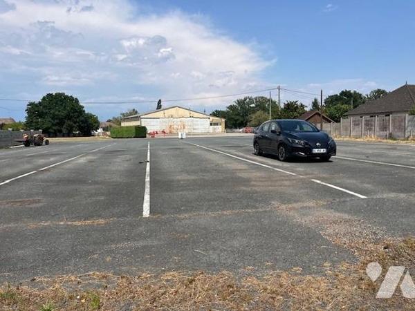 TERRAIN CONSTRUCTIBLE / PARKING COSNE D'ALLIER