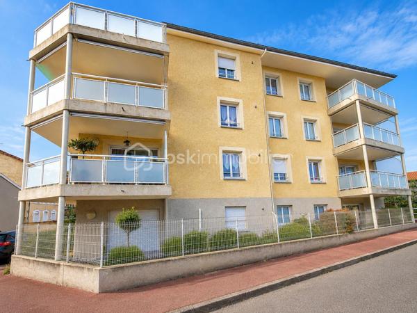 APPARTEMENT T3 A VENDRE 
dans un bel immeuble récent au norme pmr de 2013 - sécurisé par badge et interphone. Tous les commerces du centre et les bords de loire sont accessibles à 5 mn à
pied à Andrézieux-Bouthéon centre (42160) Loire. - L'appartement se situe au 1er étage - avec ascenseur. I| comprend une entrée avec vestiaire - wc indépendant 2m2-² chambres 13-12m²-une
salle d'eau 6m² un cellier et une cuisine équipée ouverte sur séiour de 32m² donnant sur une grande
terrasse plein sud de 13m² avec stores électriques.
Vous disposez d'un chauffage central  individuel gaz - double vitrage et volets électriques. Dans l'enceinte sécurisée de limmeuble - on dispose également d'un  garage de 18m² avec portail électrique. Très bon état
général. Secteur calme. N'attendez plus il est fait pour vous!! la vidéo est sur mon site Alexandre serre  bsk immobilier.Visite 7/7