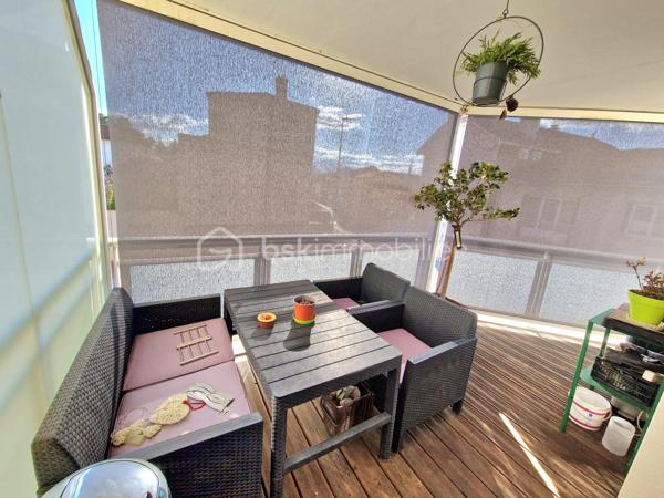 APPARTEMENT T3 A VENDRE 
dans un bel immeuble récent au norme pmr de 2013 - sécurisé par badge et interphone. Tous les commerces du centre et les bords de loire sont accessibles à 5 mn à
pied à Andrézieux-Bouthéon centre (42160) Loire. - L'appartement se situe au 1er étage - avec ascenseur. I| comprend une entrée avec vestiaire - wc indépendant 2m2-² chambres 13-12m²-une
salle d'eau 6m² un cellier et une cuisine équipée ouverte sur séiour de 32m² donnant sur une grande
terrasse plein sud de 13m² avec stores électriques.
Vous disposez d'un chauffage central  individuel gaz - double vitrage et volets électriques. Dans l'enceinte sécurisée de limmeuble - on dispose également d'un  garage de 18m² avec portail électrique. Très bon état
général. Secteur calme. N'attendez plus il est fait pour vous!! la vidéo est sur mon site Alexandre serre  bsk immobilier.Visite 7/7