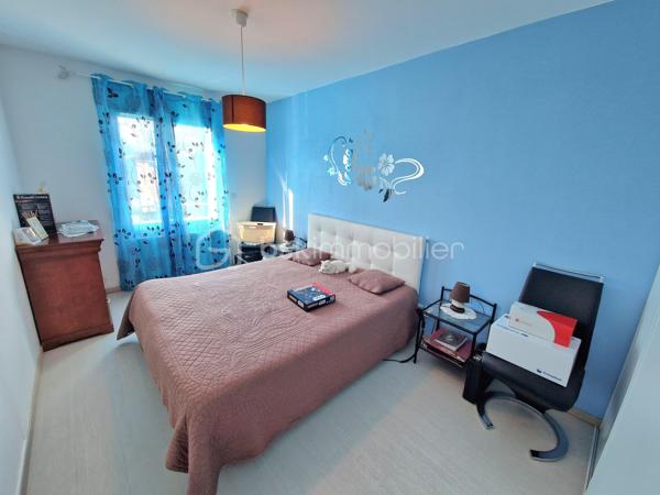 APPARTEMENT T3 A VENDRE 
dans un bel immeuble récent au norme pmr de 2013 - sécurisé par badge et interphone. Tous les commerces du centre et les bords de loire sont accessibles à 5 mn à
pied à Andrézieux-Bouthéon centre (42160) Loire. - L'appartement se situe au 1er étage - avec ascenseur. I| comprend une entrée avec vestiaire - wc indépendant 2m2-² chambres 13-12m²-une
salle d'eau 6m² un cellier et une cuisine équipée ouverte sur séiour de 32m² donnant sur une grande
terrasse plein sud de 13m² avec stores électriques.
Vous disposez d'un chauffage central  individuel gaz - double vitrage et volets électriques. Dans l'enceinte sécurisée de limmeuble - on dispose également d'un  garage de 18m² avec portail électrique. Très bon état
général. Secteur calme. N'attendez plus il est fait pour vous!! la vidéo est sur mon site Alexandre serre  bsk immobilier.Visite 7/7